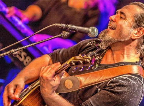 Die Geschichten aus dem Leben gegriffen, die Musik eine besondere Art Mundartpop: Alfons Hasenknopf ist beim Liedermacherabend dabei. Foto Fonse Demmelhuber