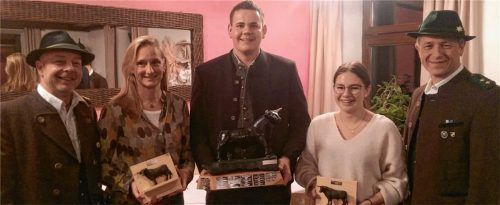 Die Gewinner des Turniers: (von links) Schützenmeister Christian Stallhofer, Birgit Kühnhauser (Erster Platz Damenklasse), Konrad Brixner (Erster Platz Schützenklasse), Katharina Jaist (Erster Platz Jugendklasse) und Zweiter Schützenmeister Hermann Dodl.Foto re