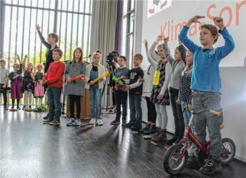 Die Grundschüler aus Vogtareuth sind stolze „Energiehelden“. Foto heinz
