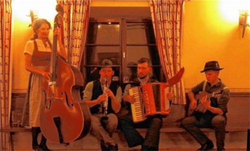 Die Gruppe Onkel Bazi Orchester spielte auf.Foto  re