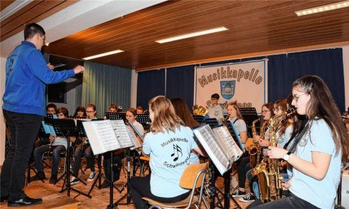 Die Jugendkapelle unter der Leitung von Alfons Braunhuber stellte das Stück „Axel F“ vor, mit dem sie beim Wertungsspiel angetreten war und den zweiten Platz erreicht hatte. Foto  Friedrich