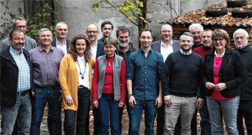 Die Kandidaten der CSU Stephanskirchen mit Bürgermeisterkandidatin Petra Hofmann (Dritte von links, vordere Reihe). Foto re