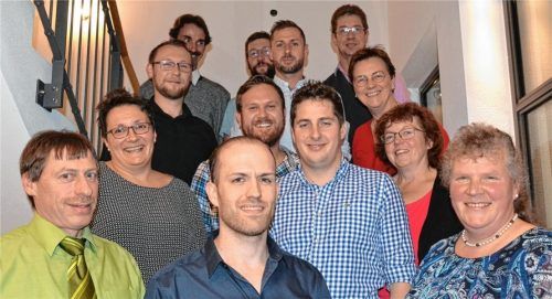 Die Kandidaten der Freien Bürger: Franz Hartinger, Martin Hanslmaier junior, Christian Weber, Stefan Auer (letzte Reihe von links), Sebastian Hartl, Korbinian Stadler, Annemarie Empl (vorletzte Reihe von links), Daniela Stein, Anton Luber, Hildegard Leipfinger (zweite Reihe von links), Ulrich Stimmer, Christoph Bernhart, Elisabeth Auer (erste Reihe von links). Foto  Schwarz