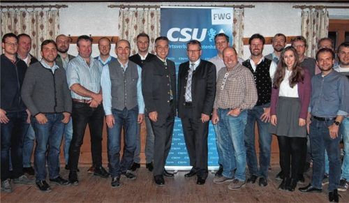 Die Kandidaten des CSU-Ortsverbandes Tuntenhausen für den neuen Gemeinderat mit ihren Spitzenkandidaten Georg Weigl (Mitte rechts) für das Amt des Bürgermeisters und Otto Lederer für das des Landrates (Mitte links). Foto  RE