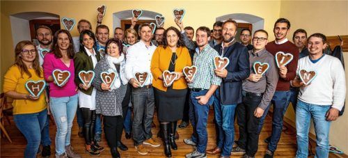 Die Kandidaten für den Gemeinderat: Manuela Huber, Bernhard Aigner, Marietta Grillinger, Peter Maier, Catrin Rudolf, Robert Bernhart, Marianne Matschi, Alois Stöckl, M. Beyer, Anton Müller, Thomas Matschi (ganz verdeckt), Bernhard Hammerl, Antonia Hansmeier, Florian Oeller, Rupert Höpfinger, Robert Lilie (teilweise verdeckt), Max Heimerl, Rupert Müller, Florian Hartmetz, Julian Kolinski, Alexander Kapser-Müller, Thomas Axenbeck und Josef Obermaier (von links).Foto  kwerbild