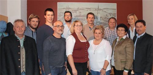 Die Streitigkeiten bei den Freien Wählern Pittenhart haben ihren Ursprung im Wahlkampf und dauern seit der Aufstellung der Bürgermeisterkandidaten im August 2019 an. Zum Zerwürfnis kam es zwischen Sebastian Stöcklhuber (vorne links) und Monika Lex (vorne, Dritte von links), als sie zur Bürgermeisterkandidatin gewählt wurde. Unser Bild entstand nach der Kandidatenwahl 2019. Foto Auer