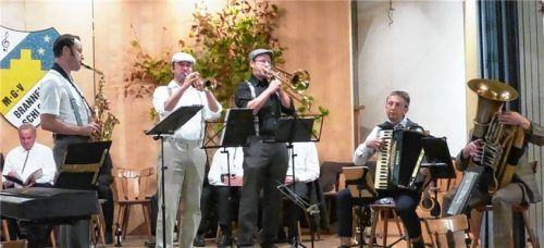 Die Klangbagasch sorgte für musikalische Stimmung in der Wendelsteinhalle.Foto re