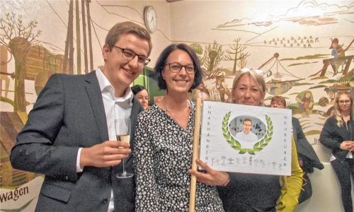 Die Kollegen haben‘s geahnt: Vorzimmerdame Angelika Kästner war eine der ersten Gratulantinnen bei Christoph Schneider, dem frisch gewählten Bürgermeister von Neubeuern. Foto Riedl