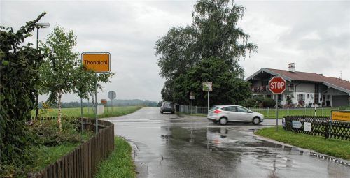 Die Kreuzung Hauptstraße, Staatsstraße und Mühlbachstraße in Tattenhausen/Thonbichl gilt als Unfallschwerpunkt und ist insbesondere für Kinder auf dem Schulweg gefährlich.Foto Heinz