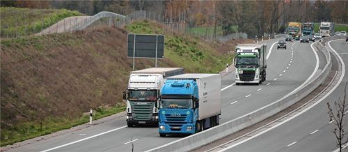 Jetzt kommen die Gegner eines Tempolimits: Mit einer Petition wenden sich vor allem Menschen aus dem Landkreis Mühldorf gegen Tempo 120 auf der A94.Foto  fib/eß