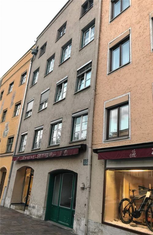 Die Ledererzeile 14 soll revitalisiert und das Dach angehoben und ausgebaut werden. Foto klemm