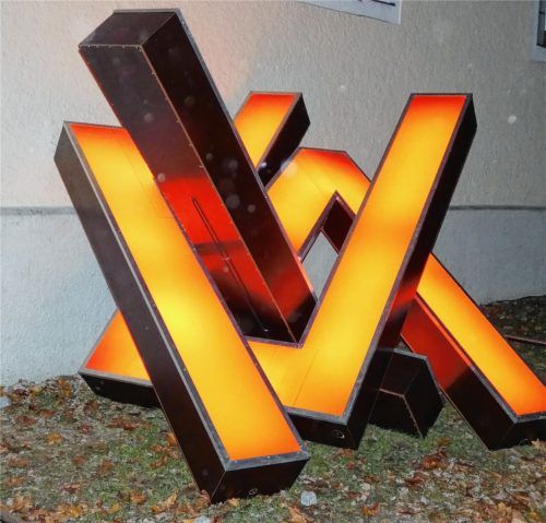 Die Leuchtskulptur des Münchner Künstlers Boris Maximowitz an der Außenwand der evangelischen Karolinenkirche in Großkarolinenfeld. Foto greiner