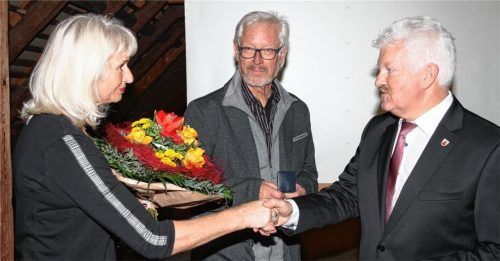 Charly Giesdorf, 78

Rektor a. D. 

Neumarkt-St. Veit



Australien hat mit seinen Corona-Vorschriften bei Reisenden sogar Familien über lange Zeiten getrennt. Da sollte man bei einem Sportler keine Ausnahme machen, auch wenn er die Nummer eins im Tennis ist. Es sollte für alle die Gleichbehandlung gelten. Den Ausschluss von einem Turnier sollte er ja schon gewöhnt sein. In Paris verschoss er einmal unbeherrscht einen Tennisball, wobei er ein Ballmädchen verletzte. Damals wurde dann auch ohne ihn das Turnier zu Ende gespielt. Er soll nicht glauben, er ist als Nummer eins im Tennis schon ein Gott.