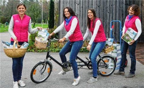 Die Mitarbeiterinnen von Chiemsee-Alpenland Tourismus (CAT) packen gemeinsam an (von links): Stephanie Vorleitner, Astrid von Rauhecker, Julia Zäch sowie Johanna Kagerer.Foto re