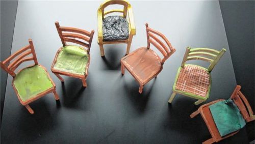 Die Modellstühle von Damaris Odenbach messen jeweils acht mal acht mal vier Zentimeter. Foto  Heuser