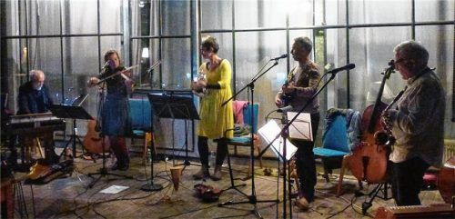 Die Musiker (von links): Bernhard Breitung (Percussion), Victor Ruiz (Keyboard), Rosalie Eberle (Gesang und Violine), Bettina Wojtalla (Waldhorn und Violine), Mohamed (Banjo), Hana Eberle (Cello, Bass). Foto Friedrich