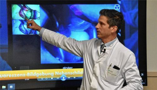 Die neue Technologie während des Eingriffs stellt die kapillare Durchblutung des Operationsgebiets in Echtzeit optisch dar. Professor Dr. Kai Nowak zeigt die Verfärbung. So können Chirurgen beispielsweise besser und zuverlässiger entscheiden, welches Gewebe erhalten bleiben kann. Die speziellen beiden Kameras.