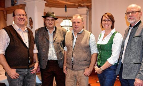 Die neue Vorstandschaft mit Alfons Osenstätter, Josef Glatz, Max Heiß, Maria König (von links). Hans Stöckl (rechts) referierte über die Thematik Wolf und Almwirtschaft.Foto wunderlich