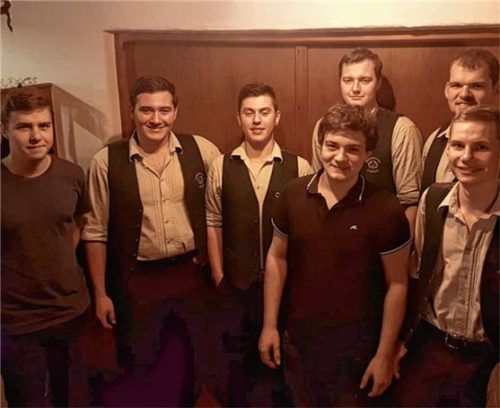 Die neue Vorstandschaft (von links): Andreas Neuner, Hans Voglsinger, Mario Baumgartner, Max Lausch, Bernhard Stürtzer. Vorne: Andreas Meier, Stefan Sedlmaier. Foto re