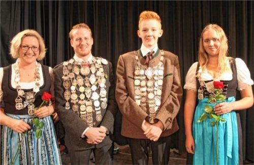 Die neuen Gauschützenkönige: Katharina Mayer, Korbinian Huber, Sepp König und Christine Gaßner. Thomas Stadler fehlt auf dem Bild.Foto re