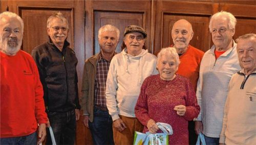 Die Organisatoren Sepp Warmedinger (links) und Anderl Heiss (Dritter von links) sowie Seniorenbeauftragter Dr. Berthold Suldinger (Dritter von rechts) mit (von links) Franz Bernert, Klaus Hammerschmid, Johanna Weber, Sepp Gar und Franz Wanderl. Foto  Sedlbauer
