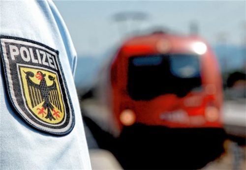 Die Polizei musste am Dienstag einen 26-Jährigen von den Gleisen am Kolbermoorer Bahnhof holen. Foto Bundespolizei