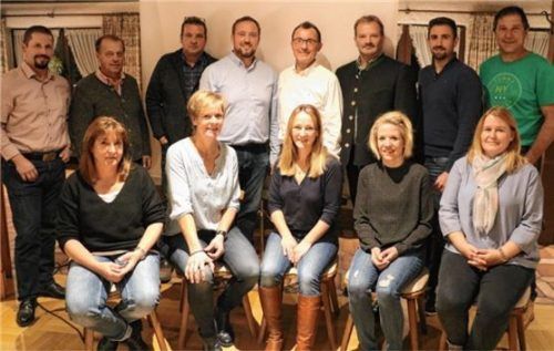 Die PWF will in den Gemeinderat (von links vorne): Claudia Mayrl, Meike Buchauer, Monika Haberle, Marina Gasbichler, Martina Stoib; hinten: Sepp Enzinger, Lorenz Hamberger, Wolfgang Mentzel, Julian Richter, Lorenz Wollschlager, Josef Prankl, Florian Kolbeck, Sebastian Schlosser.Foto Rehberg