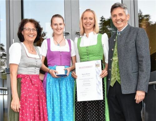Die Schulleiter der Landwirtschaftsschule Anna Bruckmeier (links) und Wolfgang Hampel (rechts) gratulieren der zweit- und drittbesten Meisterin in Bayern, Maria Reiter (Dritte von links) und Johanna Alqut (Zweite von links). Foto re