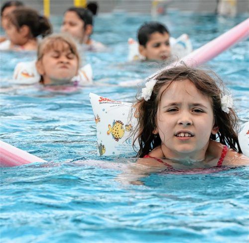 Die SPD-Kreistagsfraktion will, dass sich der Landkreis an den Kosten für den Schwimmunterricht für Schüler beteiligt, die den Landkreisgemeinden entstehen, die ein Hallenbad unterhalten, das auch für schulische Zwecke genutzt wird.Foto dpa