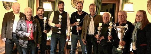 Die strahlenden Sieger freuten sich mit den Organisatoren über den Wanderpokal (von links): Horst Kirner (Zweiter Schützenmeister), Hermann Widauer (sechster Platz Männerchor Reisach), Christian von Reichenbach (dritter Platz Feuerwehr Mühlbach), Matthias Bernhardt (fünfter Platz Freie Wählerschaft I), Bernd Stubenvoll (vierter Platz S-W Fahrzeugtechnik Blubberstüberl), Alois Holzmaier (Zweiter Bürgermeister), Josef Ritzer (zweiter Platz Bahnhof Oberaudorf), Sepp Köppl (erster Platz Freie Wählerschaft II), Marlene Schwarzbeck (Schützenmeisterin.)Foto re