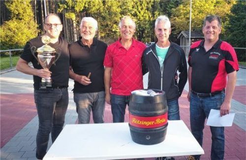 Die Tennisler waren zufrieden mit ihrem Sieg und freuten sich über den Preis.