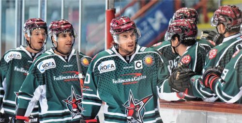 Die Topreihe der Starbulls mit einem „Neuzugang“: Michael Baindl (rechts) und Alexander Höller werden nach der Verletzung von Kevin Slezak von Fabian Zick (links) unterstützt. Foto  Ziegler