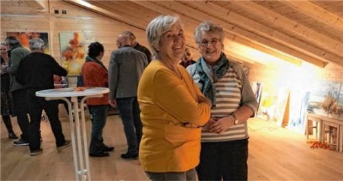 Die Vagenerinnen Helga Baumann (links) und Irmi Rottmayr kamen über die vielen bunten Bilder bei der Schau ins Gespräch. Fotos Wolf