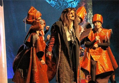 Die verzauberten Dienstboten versuchen, das Biest dazu zu bringen, nett zu sein. Denn nur Liebe kann sie von ihrem Fluch befreien.