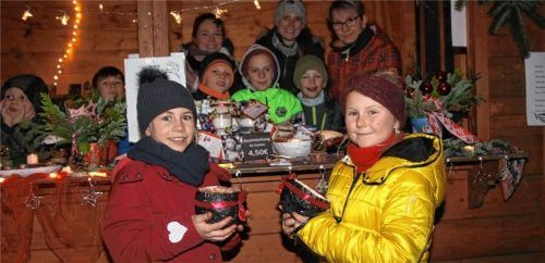 Die Viertklässlerinnen Mia (links) und Maja präsentieren stolz ihren Kauf der beiden Windlichter bei den Klassenkameradinnen der Klasse 3a. Foto Neuwirth