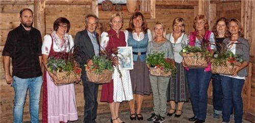 Die Vorstandschaft bedankt sich bei den ausgeschiedenen Mitgliedern für ihre Arbeit im Verein. Als Dankeschön gibt es kleine Körbe mit Pflanzen.Foto re