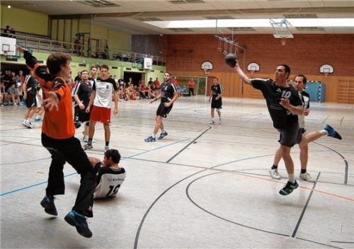 Zuschauer ohne Mindestabstand: Das wird es bei den Handball-Spielen des VfL Waldkraiburg demnächst nicht mehr geben.Foto re
