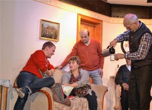 Die weihnachtlichen Pläne von Mann Hugo (Georg Linner-Galland) und Sohn Markus (Felix Blank) sind der gestressten Erna Bachmair (Christine Lechner) nicht ganz geheuer. Gut, dass Opa Egon (Franz Kumpfmüller) einen Tee zur Beruhigung bringt.Foto re