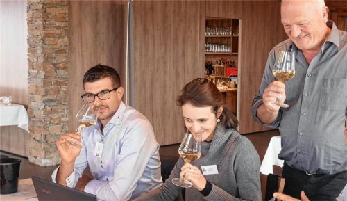 Die Weinverkoster Emmanuele Serafin und Corinna Kaussen bei der Arbeit mit Martin Darting von swe Wine System AG (von links). Zu der Weinverkostung, bei der 184 Winzer ihre Weine einreichten, kamen 22 Verkoster (davon 18 PAR zertifizierte Master-Prüfer) aus der ganzen Welt.Foto Kirchner