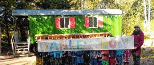 Die Wurzelkinder des Kinderhauses Sonnenschein bedankten sich bei der Gemeinde für ihren neuen Bauwagen. Foto re