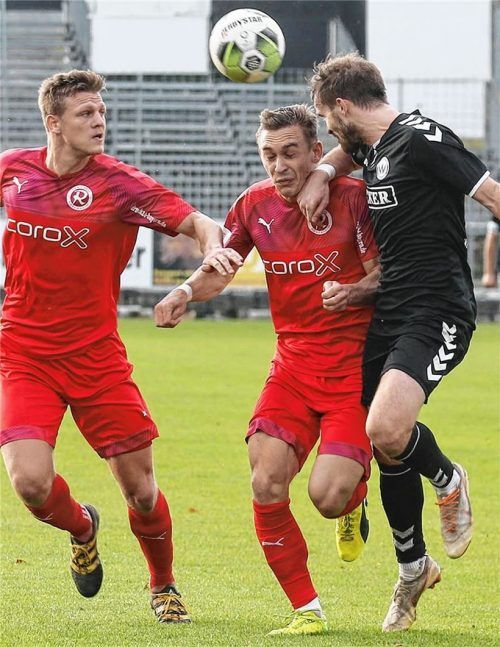 Die Zweikämpfe hatten es in sich: Hier stellen die Rosenheimer Mathias Heiß und Michael Neumeier Burghausens Felix Bachschmid (von links).Foto Zucker