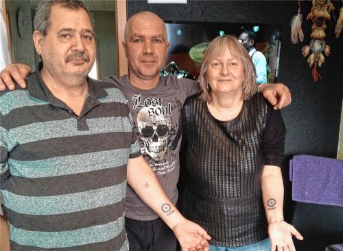 Dieter und Christine Sachs leiden beide an Diabetes Typ 2. Auf Wunsch ihrer Kinder haben sie sich ein Lebensretter-Tattoo stechen lassen. Istvan Kovacs (Mitte) betreibt eines von 21 Tattoo-Studios in Deutschland, die sich an der ungarischen Initiative beteiligen. Foto  re