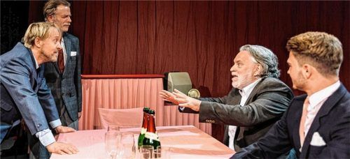 Diskussionen in der Pension Schöller: Philipp Klapproth (Uwe Bertram, Zweiter von rechts) narrt seine Zuhörer, den Löwenjäger Bernhardy, Herrn Schöller und seinen Neffen Alfred (Hilmar Henjes, Carsten Klemm und Manuel Kandler; von links).Foto re