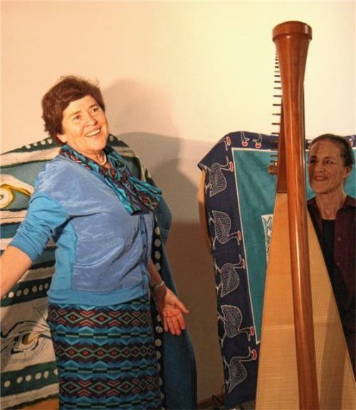 Dorothea Hartenstein (links) und Anneliese Brandstätter-Arnold entführten das Publikum von der Bunkerkirche nach Afrika.Foto  ahn