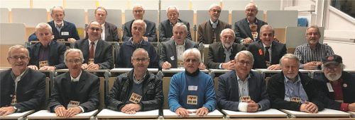 Dort zurück, wo alles begann: An der Hochschule Rosenheim nahmen diese Herren 1969 ihr Studium der Kunststofftechnik auf. Der Hörsaal sah damals freilich anders aus.Foto maier