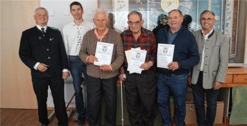 Ehre für Mitglieder: Gauschützenmeister Erich Jungwirth ehrte Sebastian Eiwanger senior, Anton Hausberger, Adolf Sollinger und Michael Thaller senior gemeinsam mit Bürgermeister Michael Hausperger (von links).Foto Gillhuber