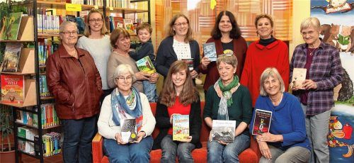 Ehrenamtliche Mitarbeiterinnen der Bücherei mit ihren Lieblingsbüchern (von links, hintere Reihe): Franziska Bromberg, Martina Koblbauer und Anna Koblbauer (mit Kind Emmanuel K.), Rosemarie Glasl, Sonja Maier-Koutny, Gabi Dürrmeier und Hildegard Gatterhuber; (von links, in der vorderen Reihe): Annelie Bindl, Katharina Bacher, Gabi Trautbeck-Bacher und Margit Brandlhuber.