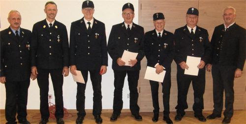 Ehrung für 40 Jahre Dienst (von links): Kreisbrandmeister Rudolf Huber, Kommandant Hans Willerer und die Geehrten Johann Mayr, Christian Köllmeier, Korbinian Wurm und Georg Feller sowie Dritter Bürgermeister Sebastian Obermaier. Foto Mayr