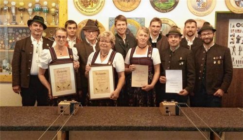 Ehrungen bei den Thomasschützen: (von links) Gauschützenmeister Bernhard Brehmer, Marianne Steindlmüller, Lorenz Baumgartner junior, Josef Brehmer, Monika Voggenauer, Sepp Steindlmüller, Anna Wörndl, Klaus Laxganger, Christian Wörndl, Florian Kornprobst und Schützenmeister Rupert Marinus Wörndl.Foto Rehberg