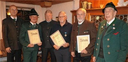 Ehrungen bei der KSK Sachrang: Gerd Kalckbrenner (Schriftführer), Franz Pfaffinger, Pius Graf (Obmann der IG Rosenheim), Helmut Pfaffinger, Christian Parigger, Ehrenvorsitzender Hans Pumpfer (von links). Foto Rehberg